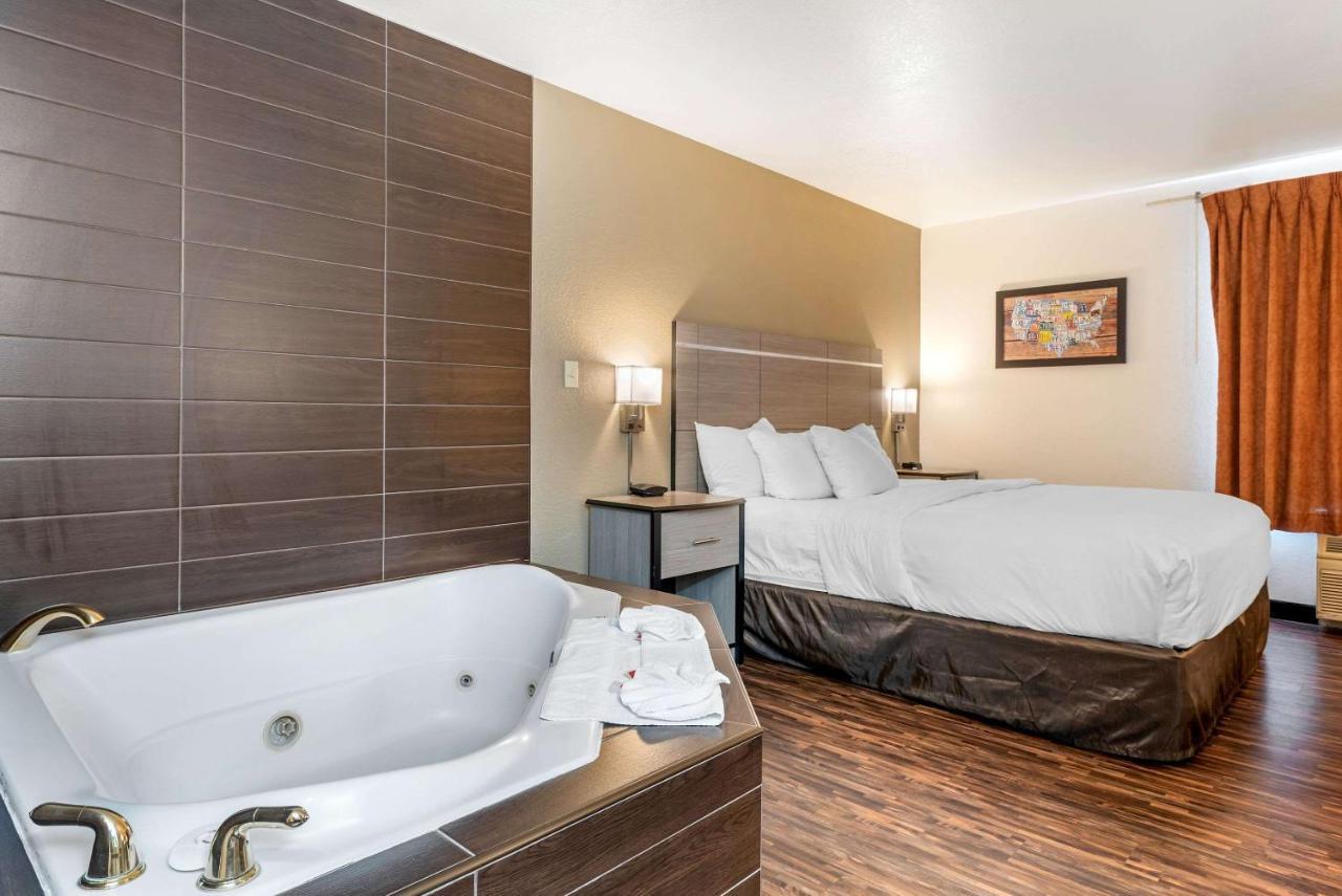 Econo Lodge Пуебло Екстер'єр фото