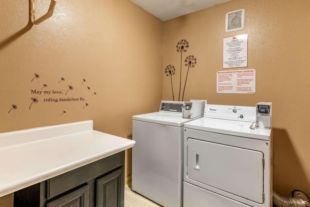 Econo Lodge Пуебло Екстер'єр фото