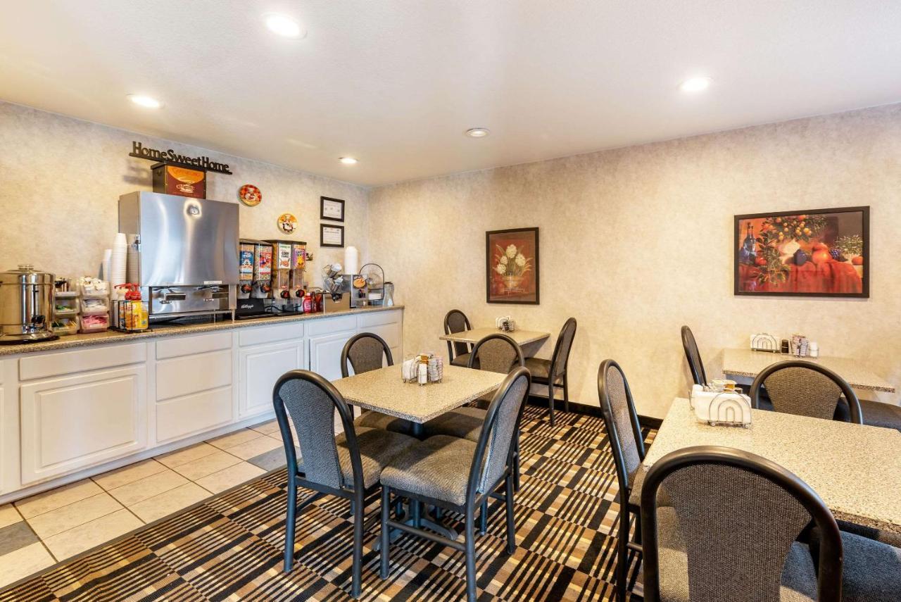 Econo Lodge Пуебло Екстер'єр фото