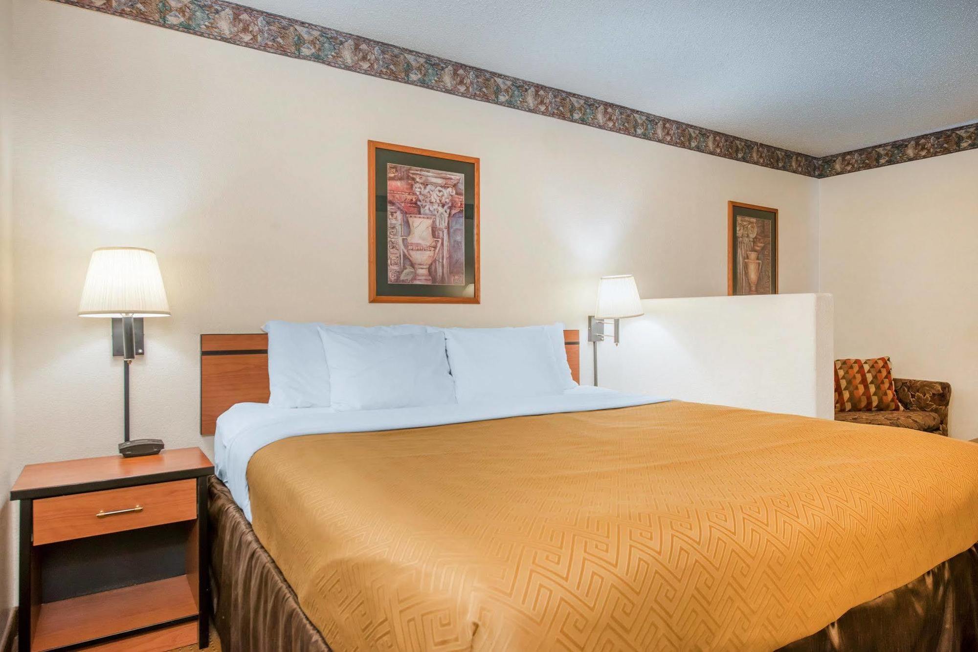 Econo Lodge Пуебло Екстер'єр фото